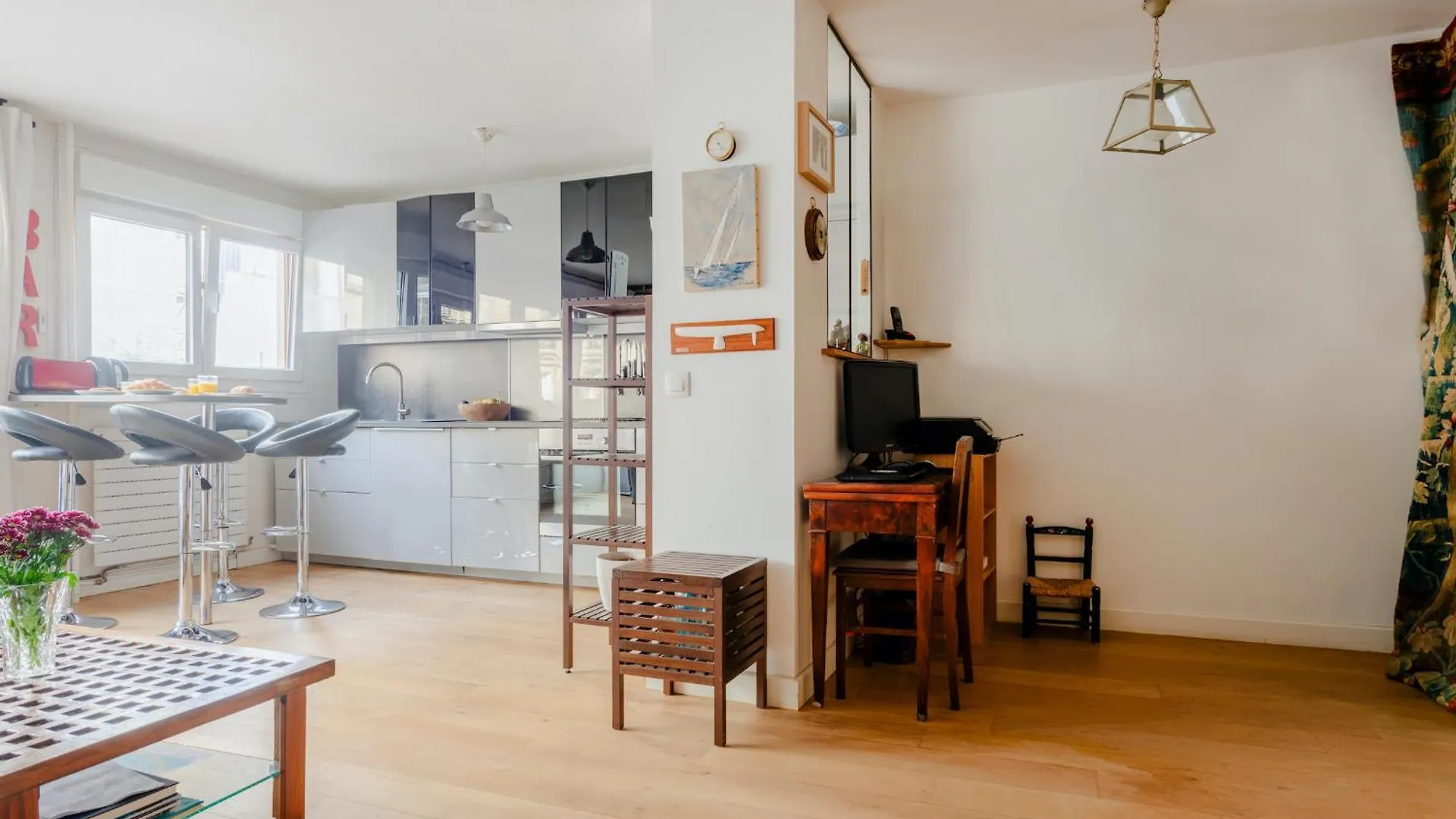 Eiffel Tower Elegant Apartment Paris